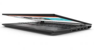 Lenovo ThinkPad P52s to urodziwa obudowa, czytnik kart pamięci, imponujący procesor Core i7 ósmej generacji, 16 giga pamięci ram, 512 giga na dysku SSD, matowa matryca, podświetlana klawiatura, system operacyjny Windows 10, porty typu USB, jeden port HDMI, niska masa własna i pojemna bateria